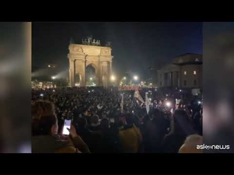 In piazza per il ddl Zan, la folla a Milano all’Arco della Pace