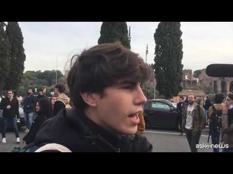 Roma, ragazzi in piazza contro il G20: “Il futuro siamo noi”