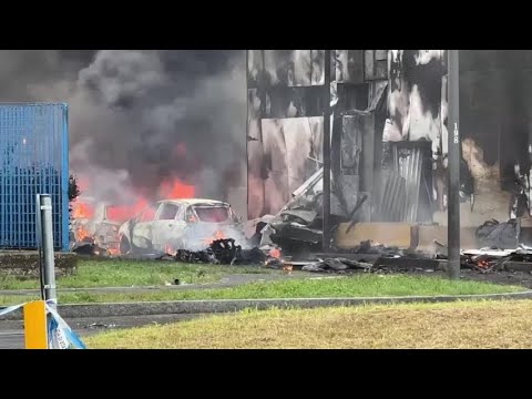 Aereo da turismo si schianta vicino fermata della metro: otto persone morte