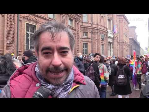 Torino arcobaleno, migliaia in piazza per il Ddl Zan: “Siamo l’Italia che avete ignorato”