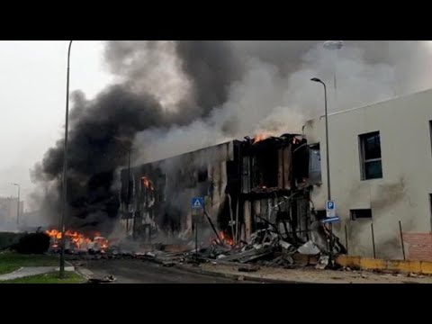 Piccolo aereo precipita su un edificio a San Donato Milanese