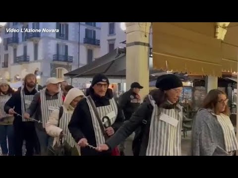 No green pass, protesta choc a Novara: si vestono come prigionieri dei lager nazisti