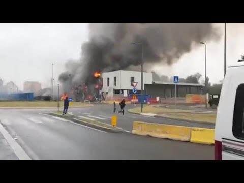 Milano, aereo da turismo precipita su un edificio: le prime immagini dopo lo schianto