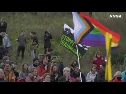 Germania, attivisti manifestano a Lutzerath, il villaggio minacciato da una miniera di carbone
