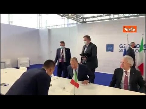 G20, Lavrov si presenta al bilaterale con il libro di Di Maio