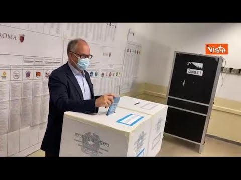 Roberto Gualtieri al seggio nel quartiere Monteverde, il momento del voto