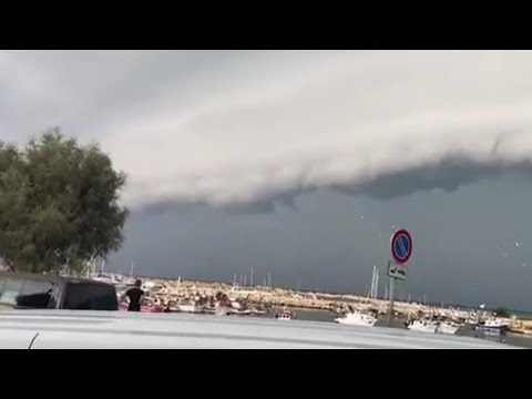 Maltempo in Sicilia, l’impressionante fenomeno dello shelf cloud a Scoglitti
