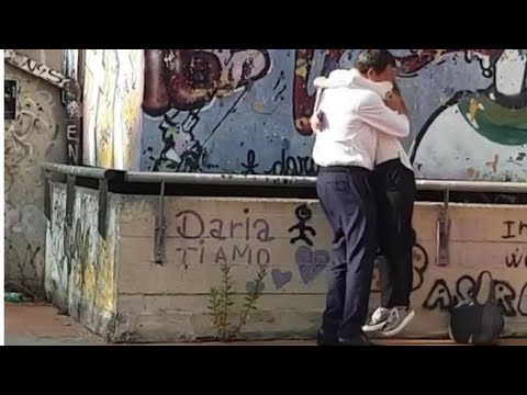 Salvini abbraccia (e solleva) Meloni poi scherza con Tajani: «Per le cose a tre non è il momento»