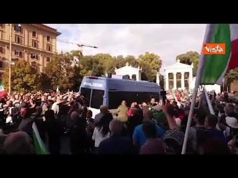 «No green pass» a Roma, i manifestanti assaltano la camionetta della polizia