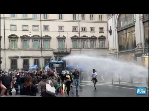 «No green pass» a Roma, la polizia aziona gli idranti sui manifestanti