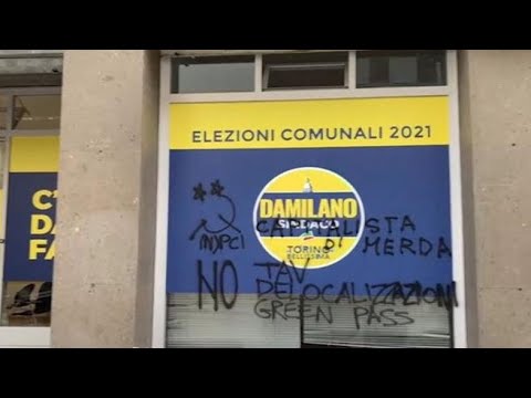 Torino, insulti e scritte no Green pass: imbrattati i comitati elettorali di Lo Russo e Damilano