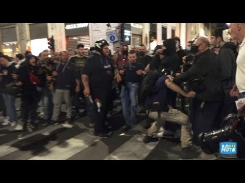 No Green-pass, manifestanti aggrediscono un cameraman
