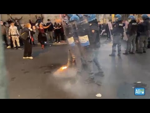 Manifestazione contro il green-pass, petardo esplode ai piedi di un poliziotto