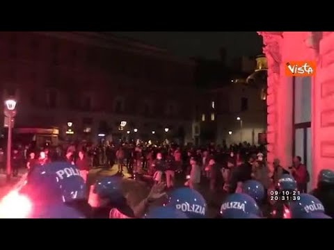 No green pass, nel video della Polizia il lancio di bottiglie durante la manifestazione a Roma