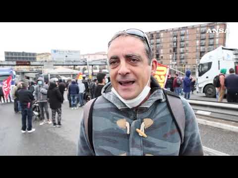 Sciopero generale, i sindacati di base bloccano il porto di Napoli