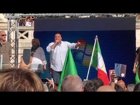 No green pass, Castellino dal palco: «Sapete oggi gli italiani liberi cosa fanno? Vanno ad…