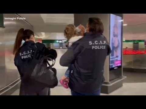 Bambina abbandonata in Ucraina, il rientro in Italia