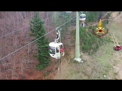 L’intervento simulato dei vigili del fuoco per soccorrere una cabinovia