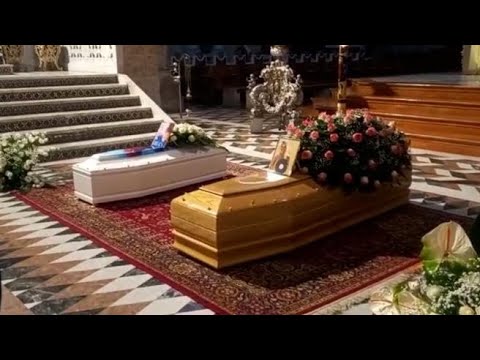 Funerali di Viviana e Gioele, applausi all’uscita delle bare