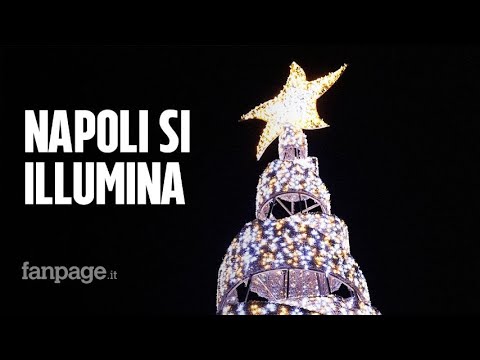 Napoli si illumina con 145 chilometri di luminarie