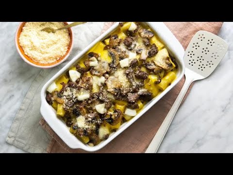 Rigatoni al forno con besciamella allo zafferano, funghi e salsiccia