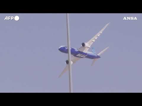 Dubai, jet da combattimento e un Boeing insieme per un airshow
