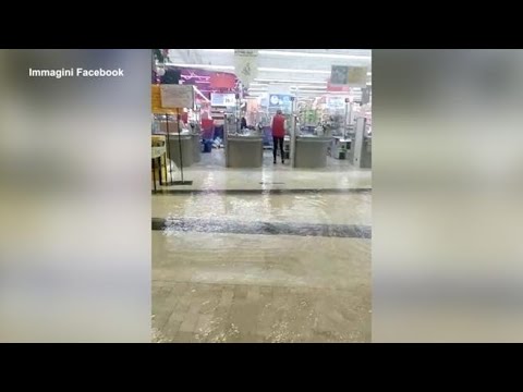 Maltempo a Cagliari, fiumi di acqua in strada: allagato un supermercato
