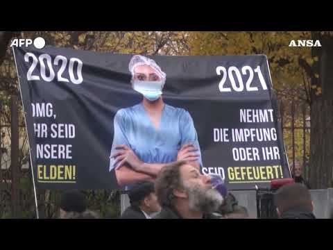 Proteste a Vienna dopo l’introduzione del lockdown per i non vaccinati