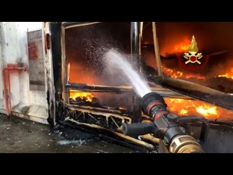 Incendio in un deposito nel Napoletano: alta colonna di fumo nero