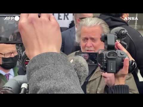 Stati Uniti, Steve Bannon si consegna all’Fbi: “Combatteremo sempre il regime di Biden”