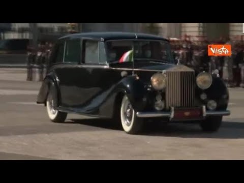 L’Inno di Mameli suonato tra colpi di cannone a salve durante la visita di Mattarella a Madrid