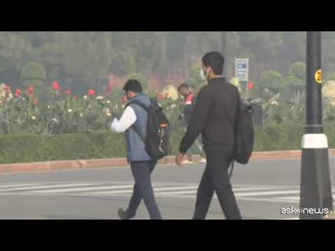 India, gli abitanti di Nuova Delhi soffocati dallo smog