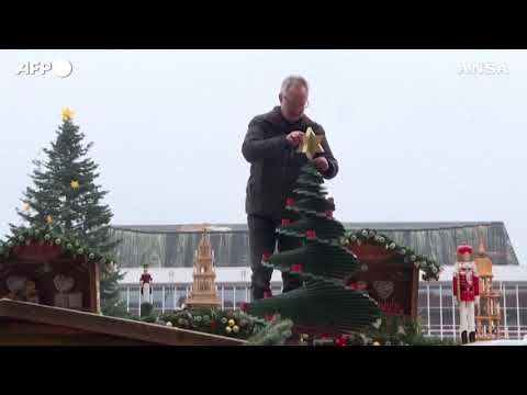 Germania, a Dresda si allestisce il mercatino di Natale