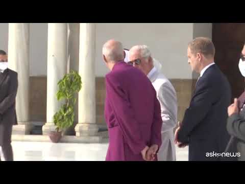 La duchessa Camilla con il velo alla Grande Moschea di al-Azhar