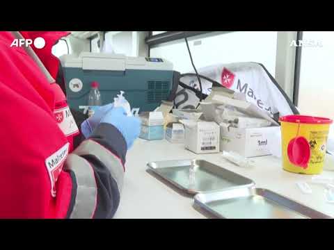 Germania, bavaresi in fila per la terza dose al “bus delle vaccinazioni”