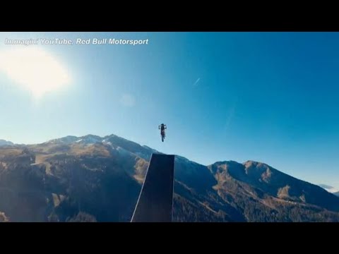 Motocross, l’ultima acrobazia di Tom Pagès: salta da una dirupo e atterra col paracadute