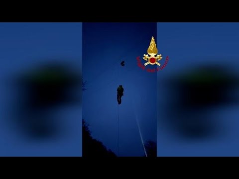 Pinasca, donna col parapendio si impiglia nei cavi dell’alta tensione