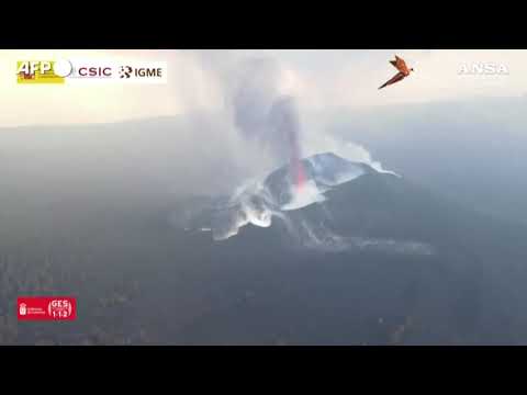 Eruzione a La Palma, nuove colate laviche raggiungono l’oceano