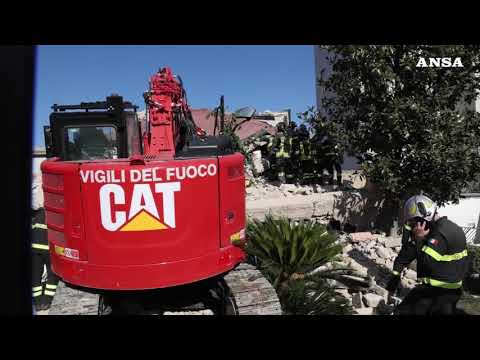 Esplosione palazzina nel Casertano, donna estratta viva dalle macerie