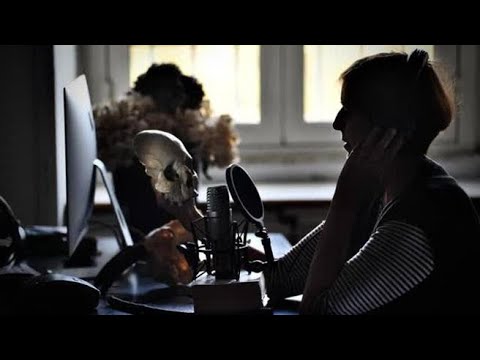 «Fish Girl» di Jonathan Mitchell e Becca Schall – Ascolta