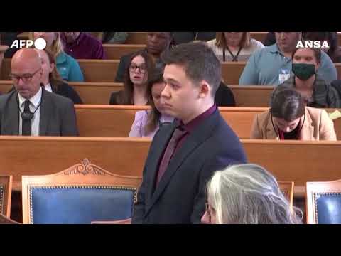 “Non colpevole” e gli cedono le gambe: il momento in cui Kyle Rittenhouse viene assolto