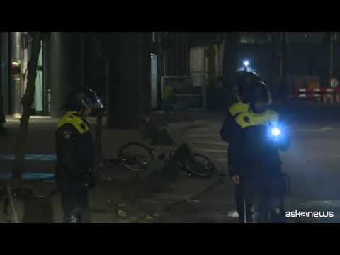 Covid, rivolta contro nuove restrizioni a Rotterdam: 7 feriti