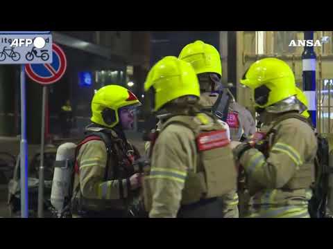 Rotterdam, guerriglia urbana durante le proteste anti-lockdown: 7 feriti