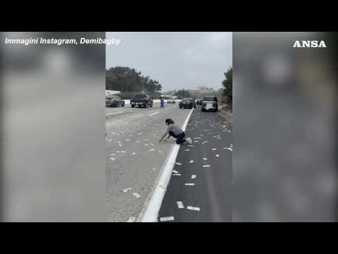 Usa, furgone disperde banconote sull’autostrada vicino a San Diego: due arresti