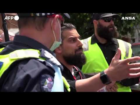 Covid, migliaia di no vax in piazza a Melbourne