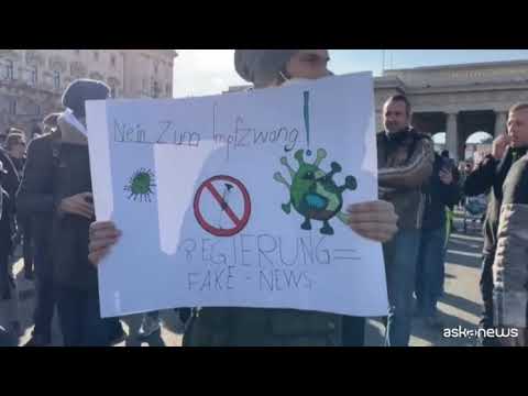 Covid, proteste a Vienna contro la stretta anti-Covid in Austria
