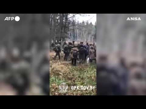 Bielorussia, i migranti arrivano al confine: i militari bloccano il passaggio
