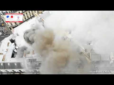 A Parigi incendio vicino all’Opéra, a fuoco un palazzo