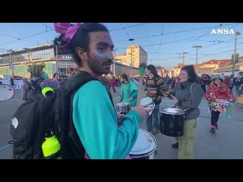 Anarchici in corteo a Torino: “Spezziamo le ali al militarismo”