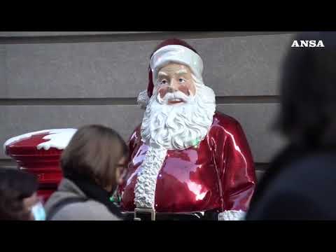 Torino, negozi pieni e folla in centro